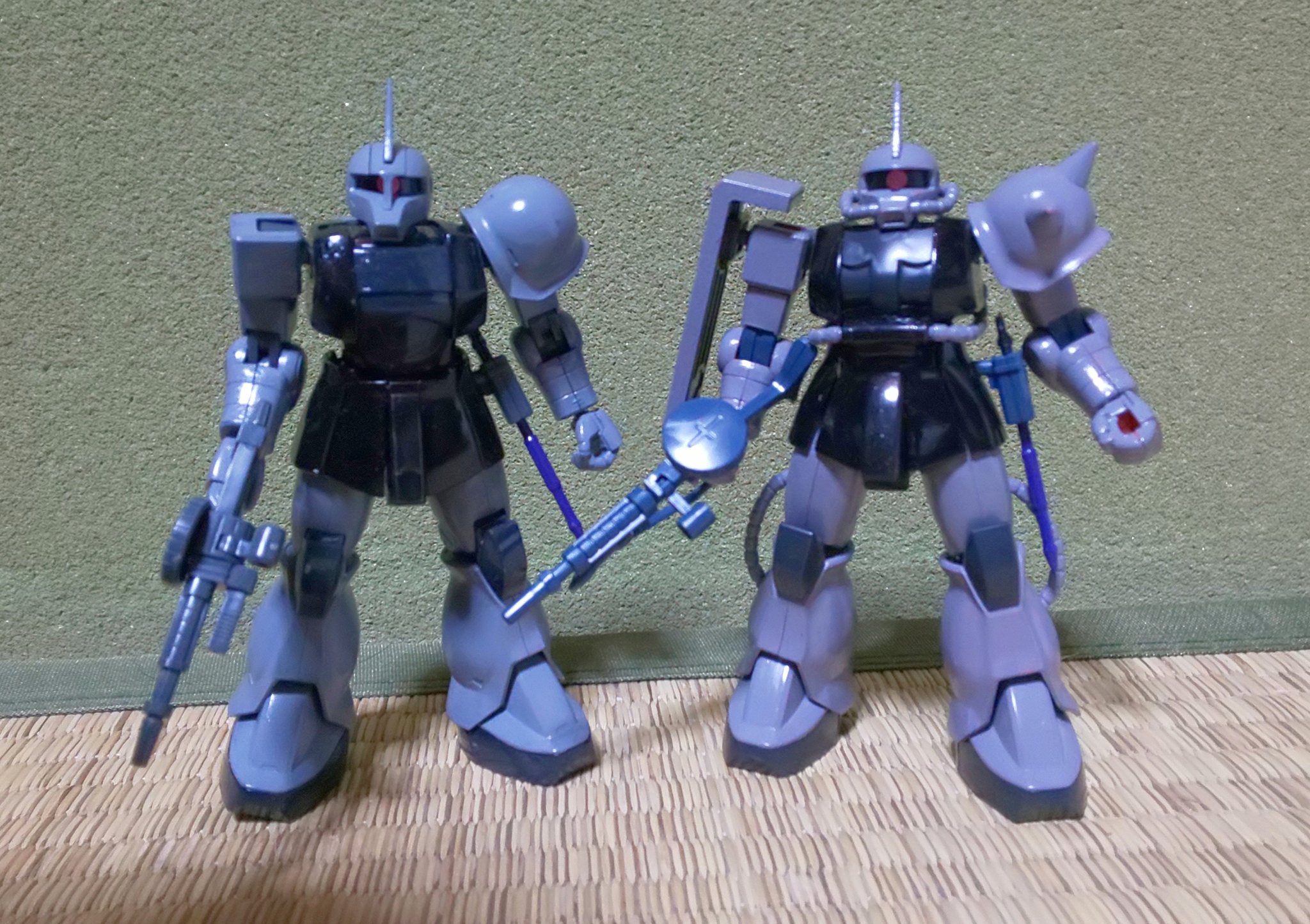 Twitter 上的 ブラック 17年前 ガンダムシリーズにハマり出した中学生時代 ガンプラも始めて 自分専用msを作ってみたいと考え 完成したのがこちら Hgucシャアザク ザク と旧ザクを黒く塗りました ちなみに ザク は二代目 初代は中学の時に作ったのですが