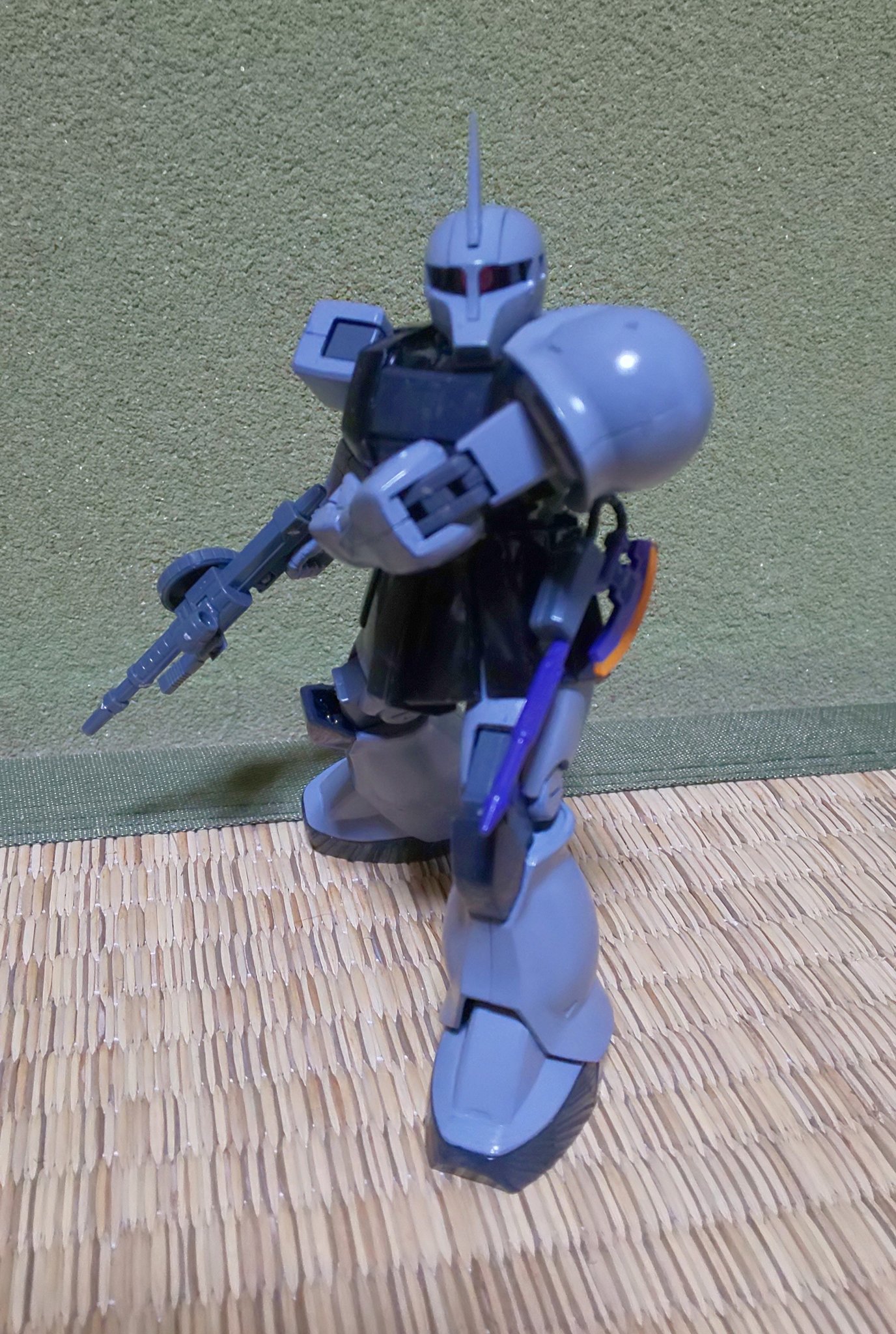 Twitter 上的 ブラック 17年前 ガンダムシリーズにハマり出した中学生時代 ガンプラも始めて 自分専用msを作ってみたいと考え 完成したのがこちら Hgucシャアザク ザク と旧ザクを黒く塗りました ちなみに ザク は二代目 初代は中学の時に作ったのですが