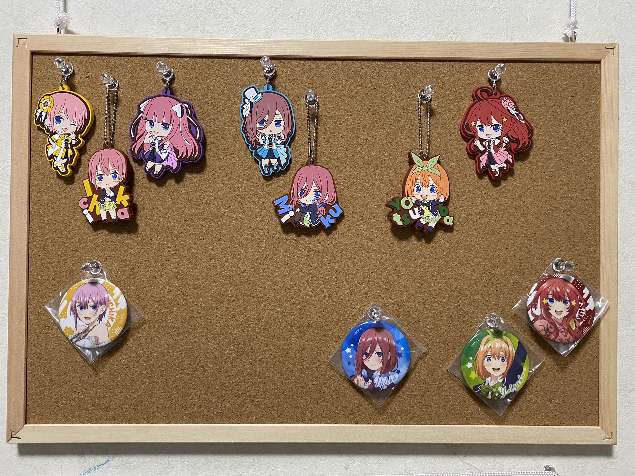 エメリプ リー Sellyさんを慕う者 コルクボード アニメグッズ 五等分の花嫁 アニメ好きと繋がりたい 僕の コルクボードです ほんとはしっかり作品ごとに分けて飾りたいんですけど まだあまり数がないのでちょいちょい混ざってますw 3枚目はごとよめで