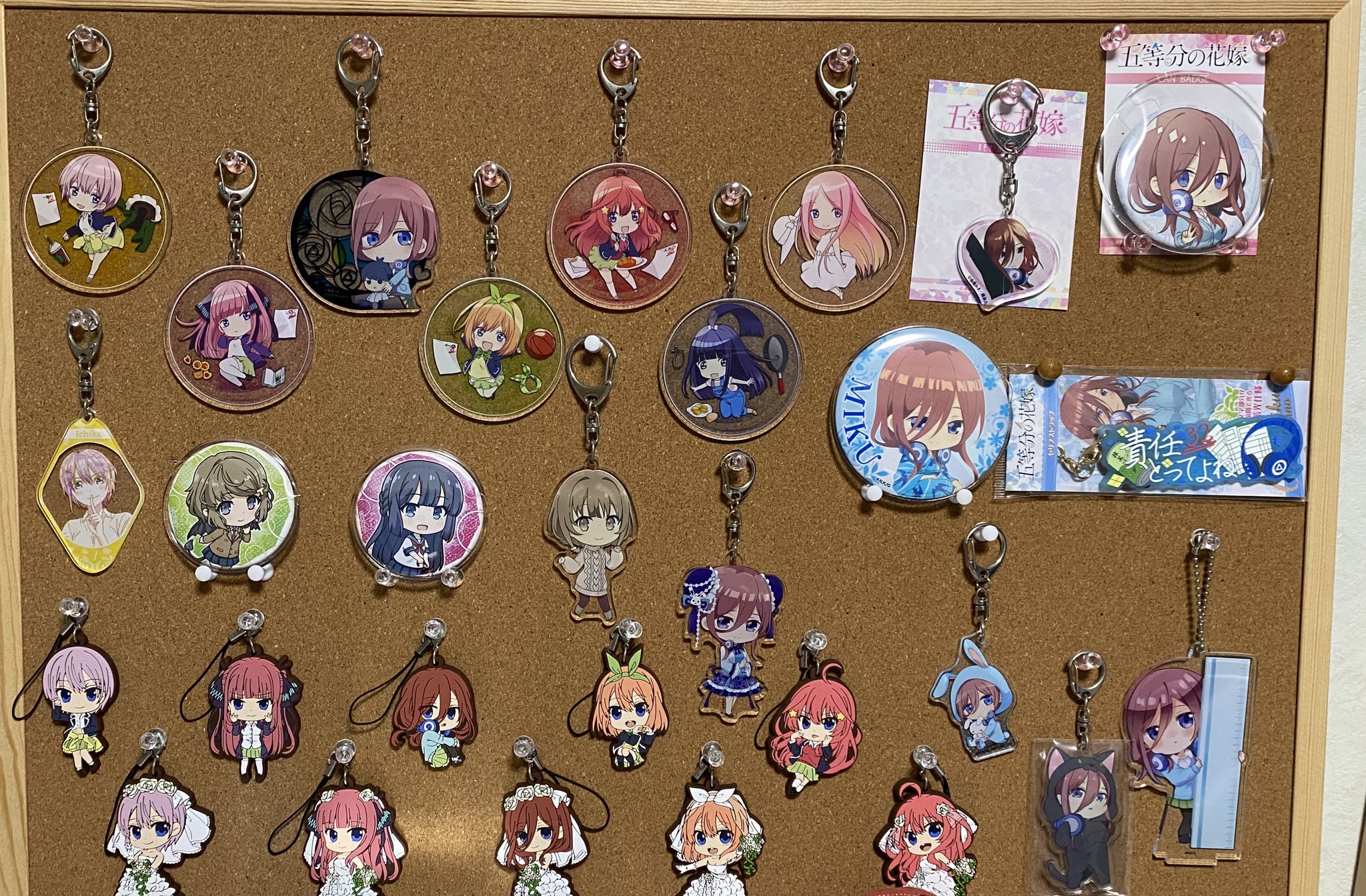 エメリプ リー Sellyさんを慕う者 コルクボード アニメグッズ 五等分の花嫁 アニメ好きと繋がりたい 僕の コルクボードです ほんとはしっかり作品ごとに分けて飾りたいんですけど まだあまり数がないのでちょいちょい混ざってますw 3枚目はごとよめで