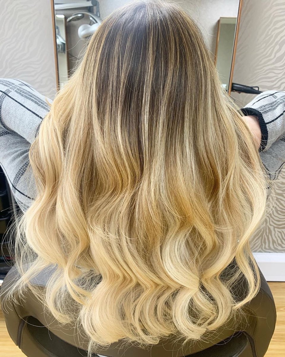 zenluxuryhair's tweet image. We've missed you all too! 😍

Posted @withregram • @hair.bear.bunch Absolutely loving being back behind the chair! I have missed every single one of you. 
.
.
.
#zenluxuryhairextensions #tapeextensions #extensionist  #hairdresser #postlockdownhair