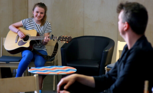 scottishmusic's tweet photo. NEW #YouthMusicInitiative funds @CreativeScots inc @musicplusmentor visit ➡ https://t.co/8L8b6PHd7V 

In response to pandemic Musicplus+ replaced all 1-2-1 mentoring w/ digital &amp; online sessions +a new Resources page ➡ https://t.co/HaivlYpUHY 
📷⬇️Kate Kyle by @ColinJTennant https://t.co/MwU0sIfOCc