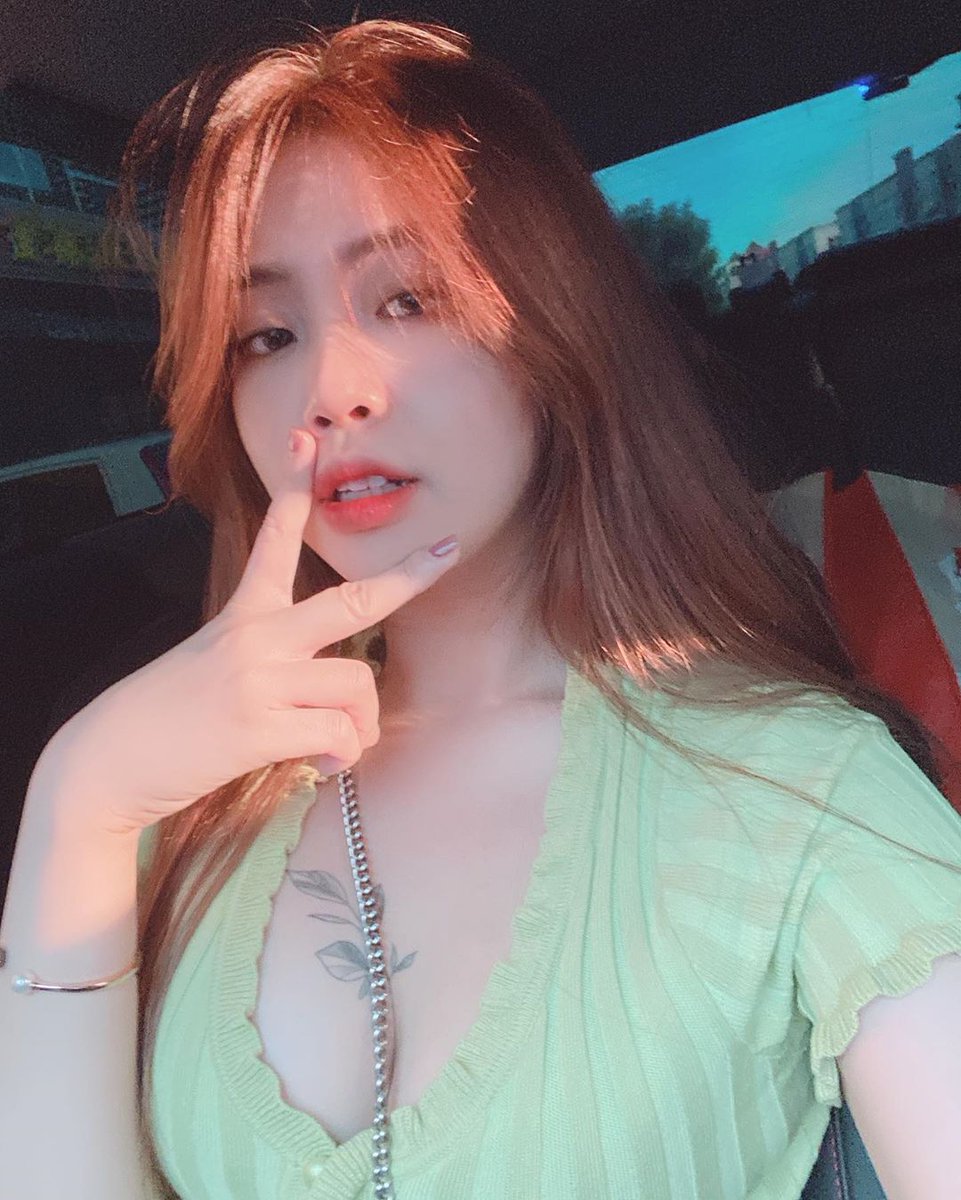 Dailyasianpost's tweet photo. • #Instagram 📸 : elvaevac_
• #LIKE ❤️ &amp; #RT ♻️
• #FOLLOW 👤

#asian #asiangirl #cute #model #asianmodel #queen #sexy #sexyasian #pic #daily #streetwear #streetstyle #style #korean #chinese #girl https://t.co/dnieuLJF5j