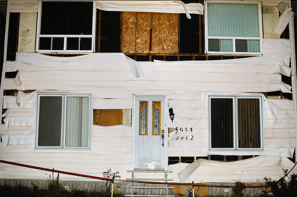 1/2 When a freight train derailed and exploded in Lac-Mégantic, QC, #BenoitAquin travelled to the town and began photographing. What he found–such as this house with a melted, drooping façade–is at once powerful and tragic. Discover more here: ow.ly/Ee4n50Ar1L0 #PhotoBlog