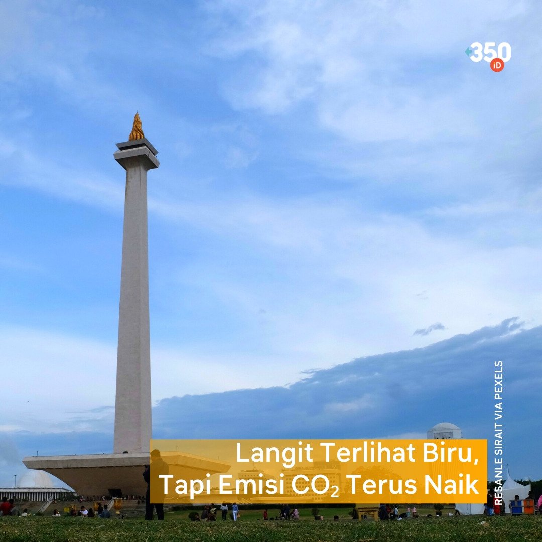 350Indonesia's tweet image. Ingat foto langit biru Jakarta dan kota-kota lain yang banyak beredar bulan lalu? Pandemi COVID-19 memang sempat bikin polusi udara turun di banyak tempat. Tapi, bukan berarti emisi karbon dioksida (CO₂) ikut turun lho!

#polusi #emisiGRK #COVID19