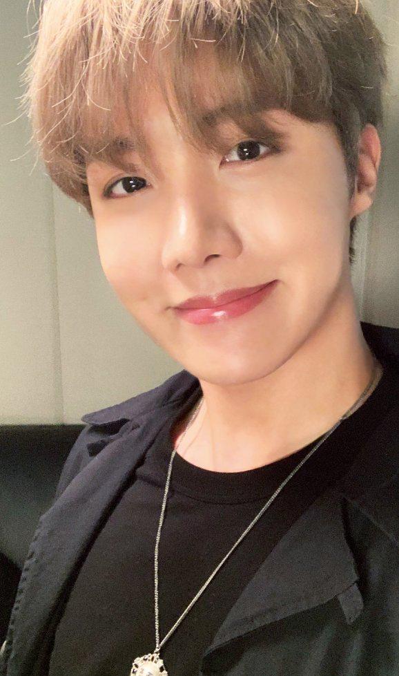 minjmoon_93's tweet photo. 🌻 | Mang Morning, não esqueça de dar views em ON hoje, intercale com: Stay Gold, Boy With Luv, Black Swan; Com os trabalhos e fancams do #JHOPE 
Participem das votações, e projetos em andamento; Cuidem-se! 💜 
#방탄소년단제이홉 #제이홉 
#ProjectHopeMyWorld  @BTS_twt https://t.co/nHyQ3GuEMm
