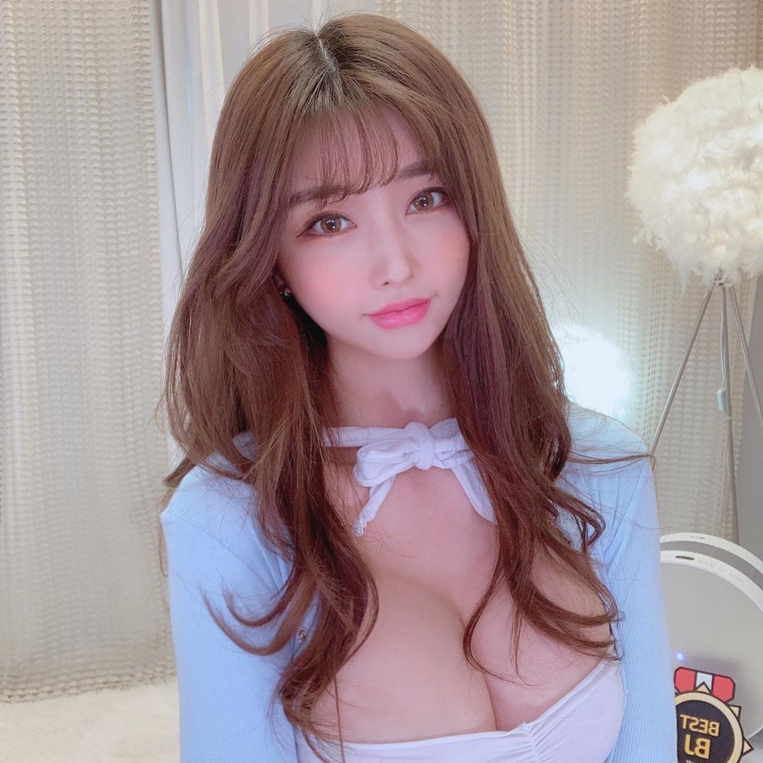 Dailyasianpost's tweet photo. • #Instagram 📸 : bing1004bing
• #LIKE ❤️ &amp; #RT ♻️
• #FOLLOW 👤

#asian #asiangirl #cute #model #asianmodel #queen #sexy #sexyasian #pic #daily #streetwear #streetstyle #style #korean #chinese #girl https://t.co/xF3MNp1mMs