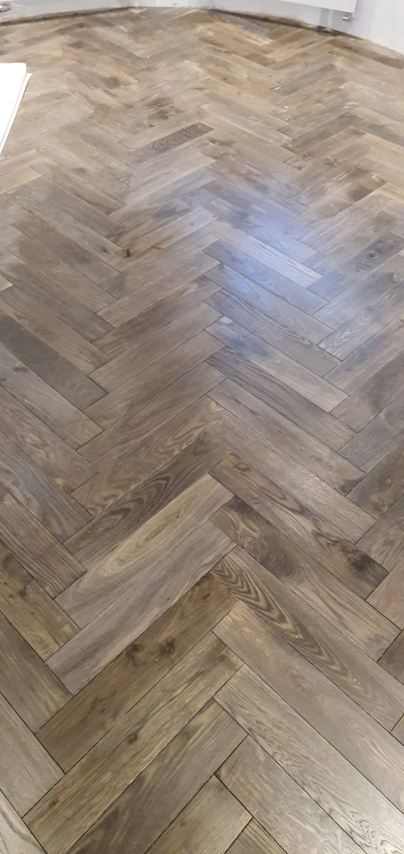 TheFloorShopLtd's tweet photo. Happy Thursday!
Here’s a stunning installation completed yesterday featuring our ‘Benfield Oak’ Herringbone blocks. This is enough to make any room glow. Both classic and luxurious, it will definately be the talk of the town!
#herringbone #parquetry #palmersgreen #thefloorshop https://t.co/ID3qUnWNlT