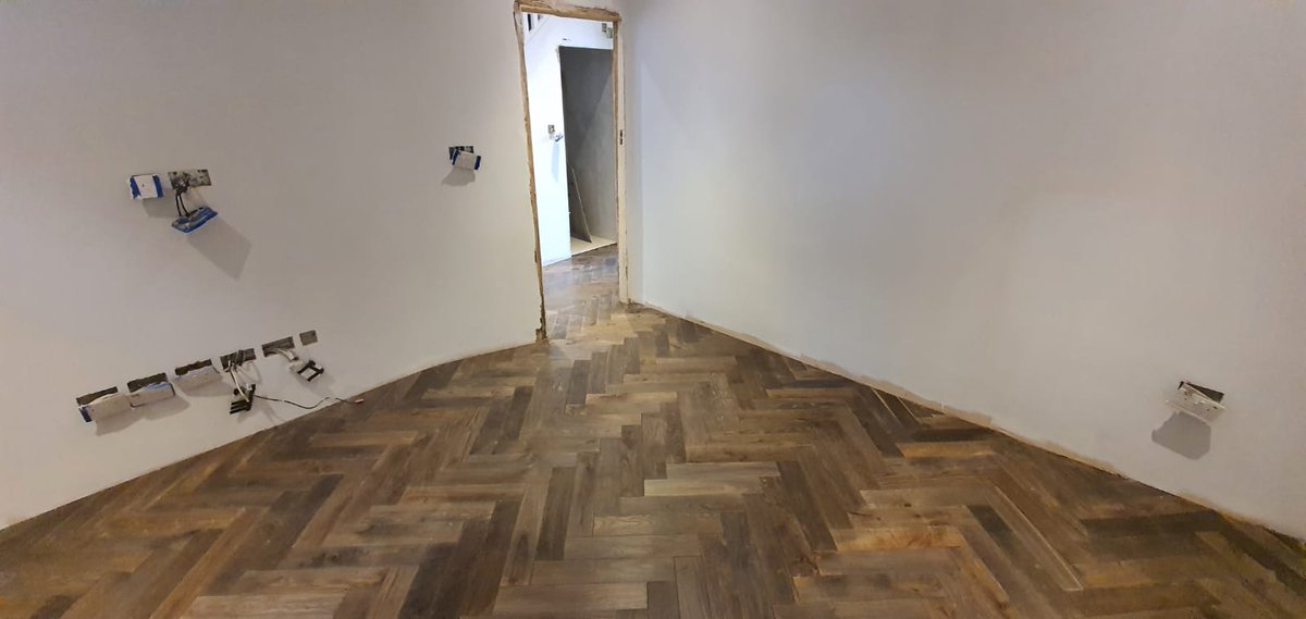 TheFloorShopLtd's tweet photo. Happy Thursday!
Here’s a stunning installation completed yesterday featuring our ‘Benfield Oak’ Herringbone blocks. This is enough to make any room glow. Both classic and luxurious, it will definately be the talk of the town!
#herringbone #parquetry #palmersgreen #thefloorshop https://t.co/ID3qUnWNlT