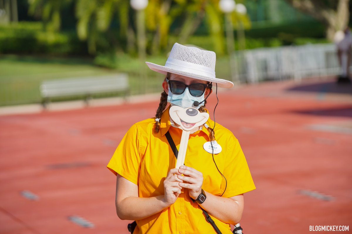 Blog_Mickey's tweet photo. Cast Members "wear a smile" to interact with guests at Magic Kingdom https://t.co/luOS7UE3g2