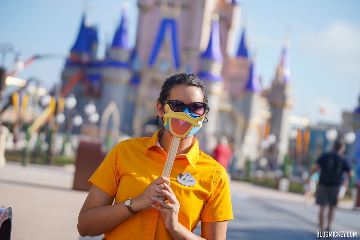 Blog_Mickey's tweet photo. Cast Members "wear a smile" to interact with guests at Magic Kingdom https://t.co/luOS7UE3g2