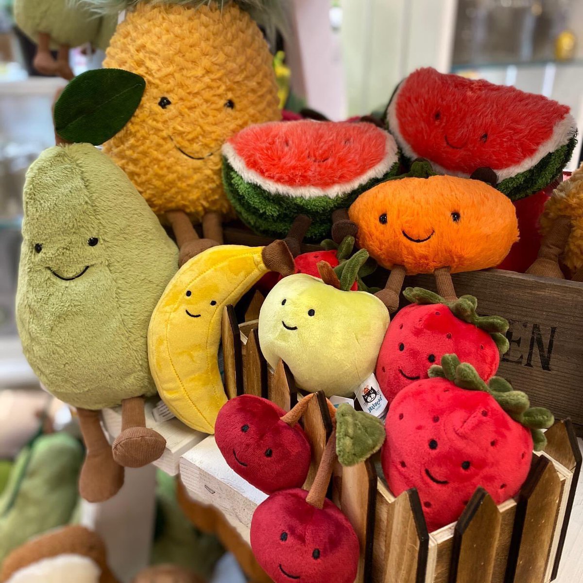 WoodcoteGreen's tweet photo. We have expanded our range of Jellycat toys and gifts which now includes their Amuseable range. We love the cute vegetables and the bobble hat wearing avocados 😍
What one is your favourite? Let us know in the comments using the relevant emojis!
🥑🥦🍆🥕🌽🍅🍐🌶🍉🍓🍌🍍🥐☕️🥨 https://t.co/coKVfX7HrX