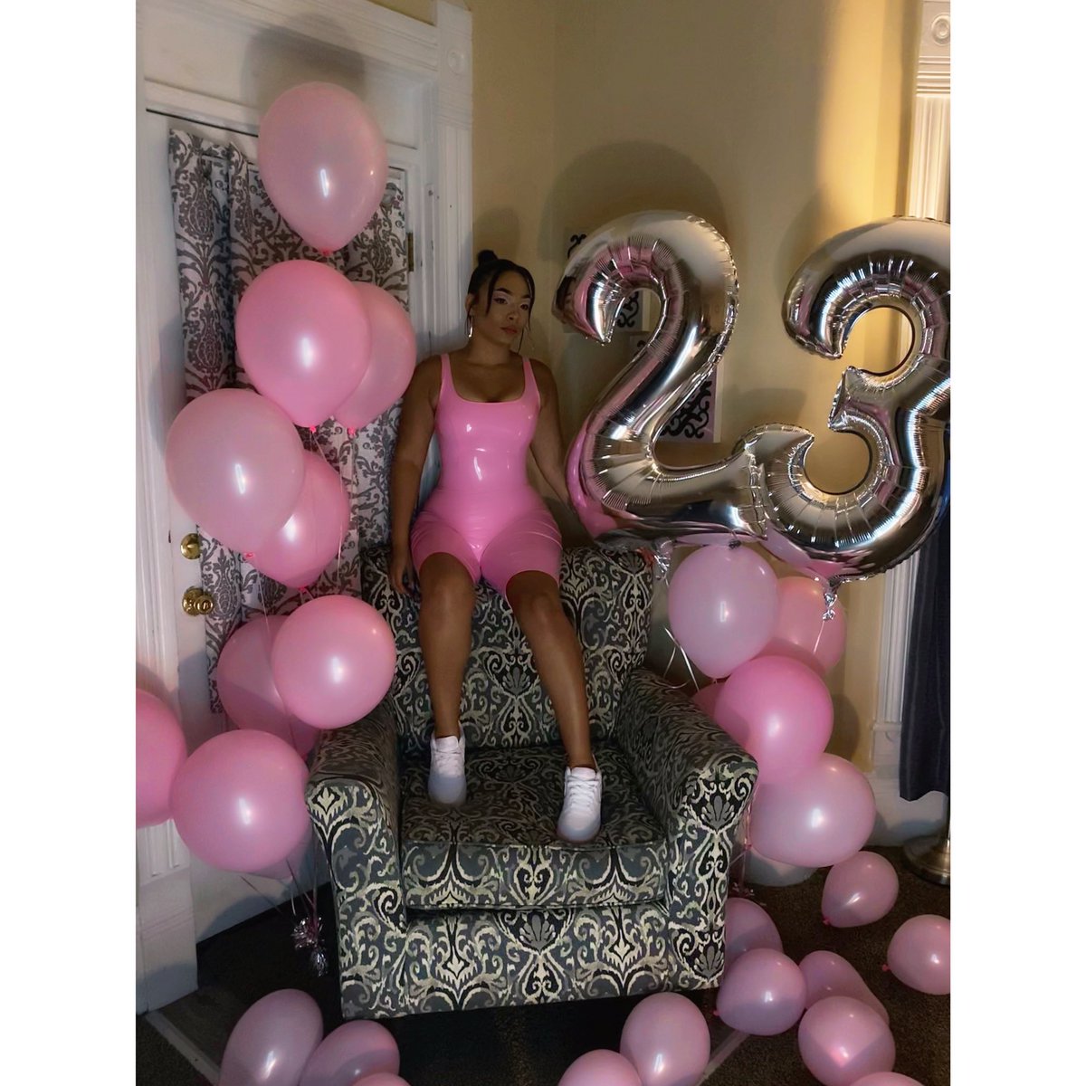 allegramcclain_'s tweet photo. A real KWEENS birthday👑👑 https://t.co/xHeo0xXdDl