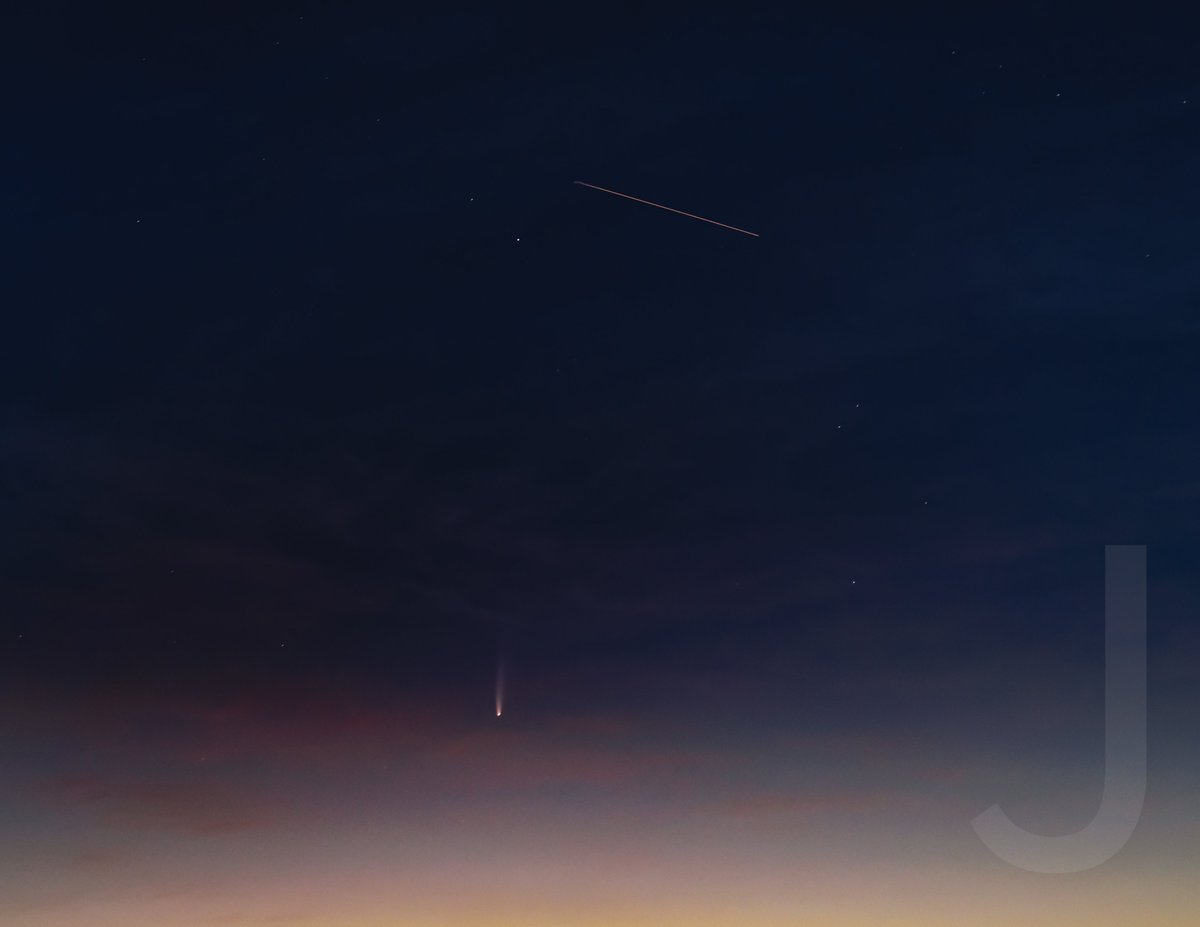 Volcomistic's tweet photo. Neo had some company this morning over Ontario, Canada  ☄️🛰️  Hi Bob, Doug, Chris and Tremor! #followthecomet #NEOWISE #comet @c2020f3 @Space_Station @NikonCanada https://t.co/fnvovqVxOh