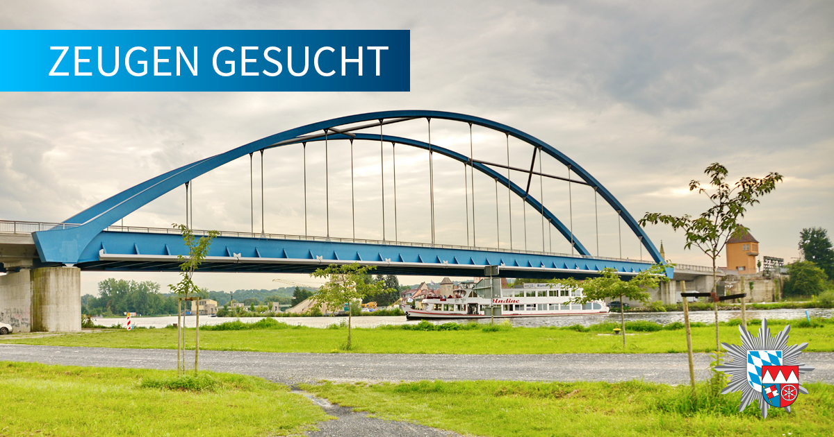 PolizeiUFR's tweet photo. ❗️ BITTE TEILEN ❗️
IZwischen #Astheim und #Volkach ist es heute Vormittag zu einem Großeinsatz von Polizei und Rettungskräften gekommen. Ein Zeuge teilte mit, dass er auf der dortigen Brücke Kleidungsstücke aufgefunden hat.
ℹ Alle Infos: ℹ
https://t.co/FIIsVMKg3h https://t.co/OyUAkZyB8C