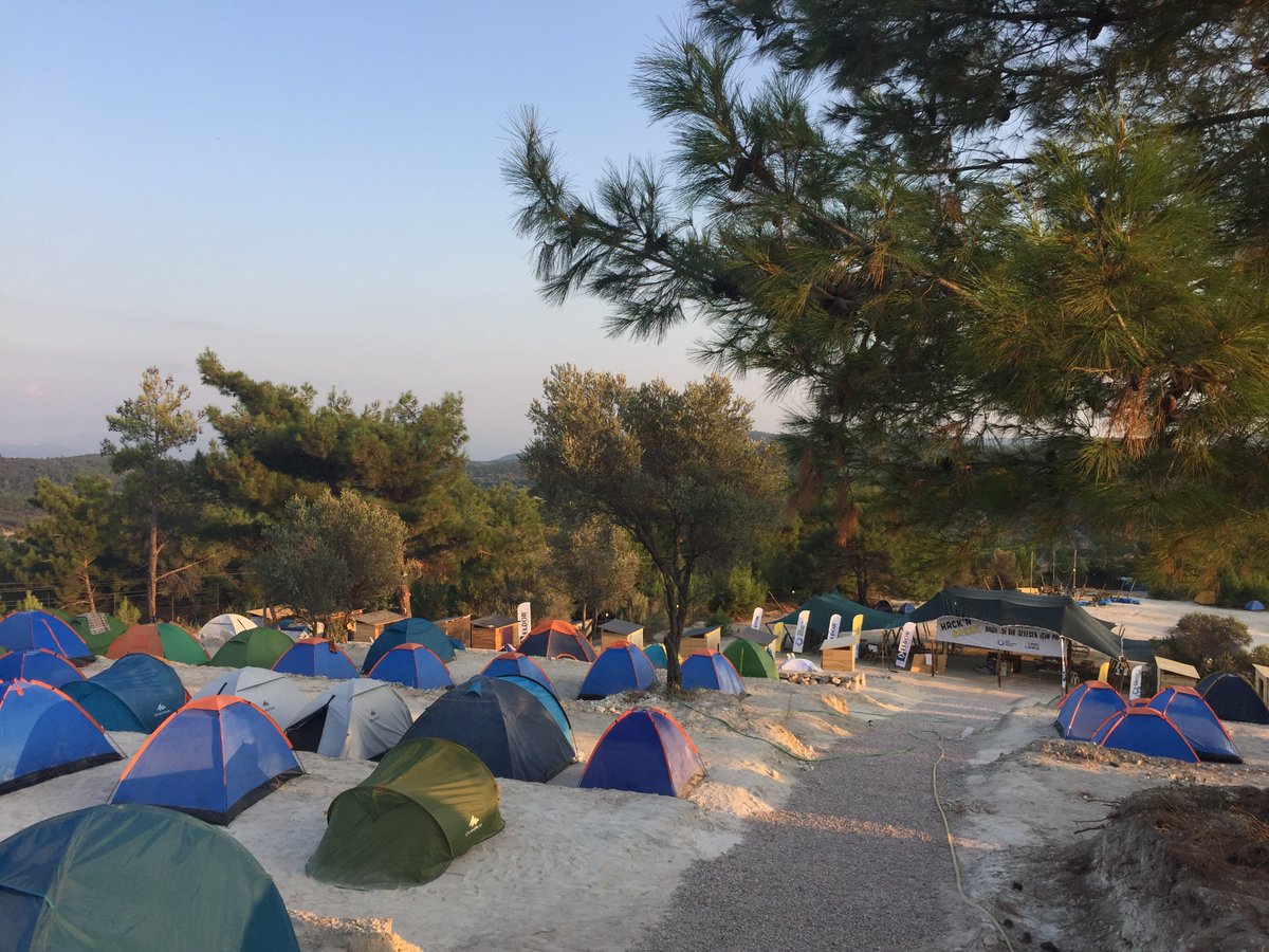 hacknbreak's tweet photo. 1⃣#TBT gibi tbt. Binaların içine hapsolmadan da yaşayabiliriz. Üretebilir ve paylaşabiliriz. 5 yıldır bunu deneyimliyoruz. 

Acaba? diye çıktığımız bu yolda, bu sene #hacknbreak 5. kez ama online gerçekleşecek. OpenCampus'u seneye kadar ''birlikte'' muhteşem bir yer yapacağız. + https://t.co/WqlO5gcucj
