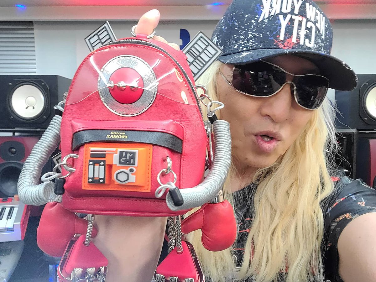 DJKOO_official's tweet photo. メチャクチャ可愛いバッグ!!
このバッグに名前つけたい!!
何がいいかなぁ!?
#maison #maisonpromax #DJKOO https://t.co/zszMu7zY9U