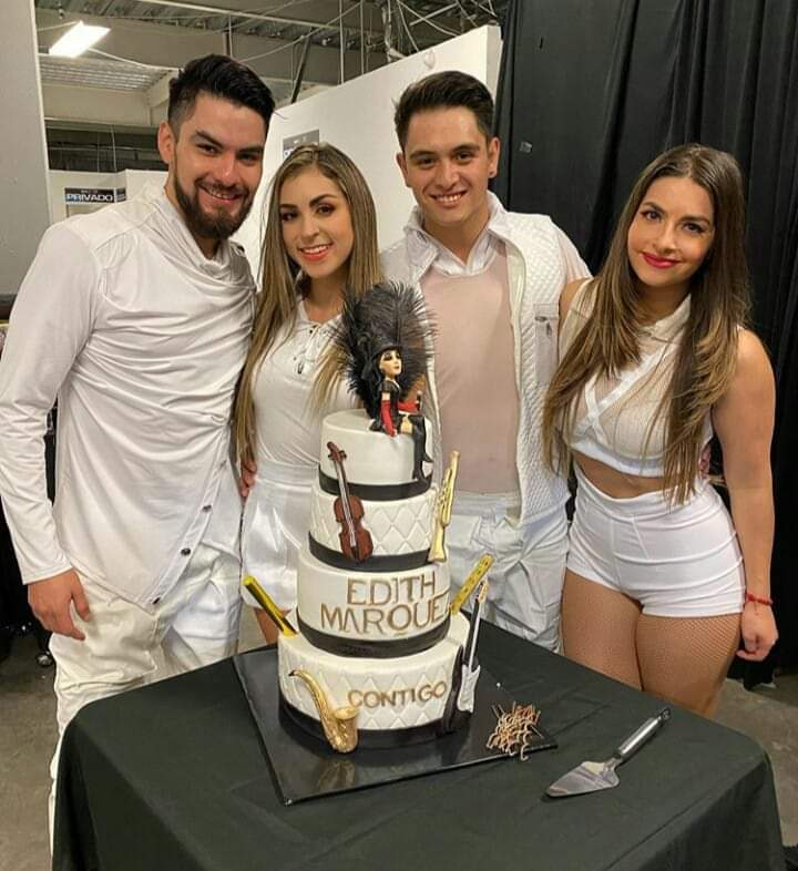 ErikaCansecoH's tweet photo. #tbt @EdithMarquezL
Un honor compartir escenario con una grandiosa artista, gran ser humano y hermosa mujer 😃
Team @DanzaTres @David_Celis_ @ShavaCoronel
Grandes bailarines 😍
#recordando #recordaresvivir #edithmarquez #contigotour #danzatres https://t.co/n0VjKcagMp