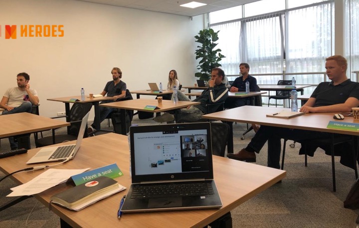 Yes, we zijn los! Eerste training in het HortiHeroes #Intrapreneurship Programma sinds 12 maart waar een aantal helden uit de Class of 2020 #fysiek aanwezig zijn <a href="/WorldHortiCentr/">World Horti Center</a> Blij hen en de trainer weer in levenden lijve te zien #hybride #hortiheroes #Onlineclass