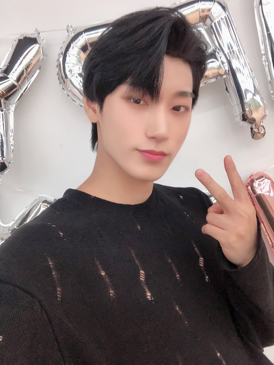 ATEEZofficial's tweet photo. [📷] 💚HAPPY SAN DAY D-1💚 V LIVE Behind Photo
⠀
하루 일찍 만나 더 행복한 SAN DAY🥳
밝고 긍정적인 에너지 에이티니에게 전달 완료✌🏻
오늘 행복한 시간을 선물해줘서 고마워요❣
⠀⠀
#ATEEZ #에이티즈 #산 #SAN https://t.co/kK359ompVu