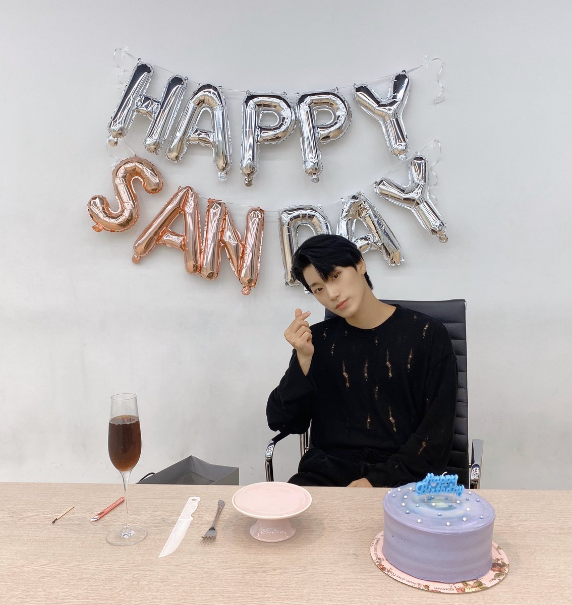 ATEEZofficial's tweet photo. [📷] 💚HAPPY SAN DAY D-1💚 V LIVE Behind Photo
⠀
하루 일찍 만나 더 행복한 SAN DAY🥳
밝고 긍정적인 에너지 에이티니에게 전달 완료✌🏻
오늘 행복한 시간을 선물해줘서 고마워요❣
⠀⠀
#ATEEZ #에이티즈 #산 #SAN https://t.co/kK359ompVu