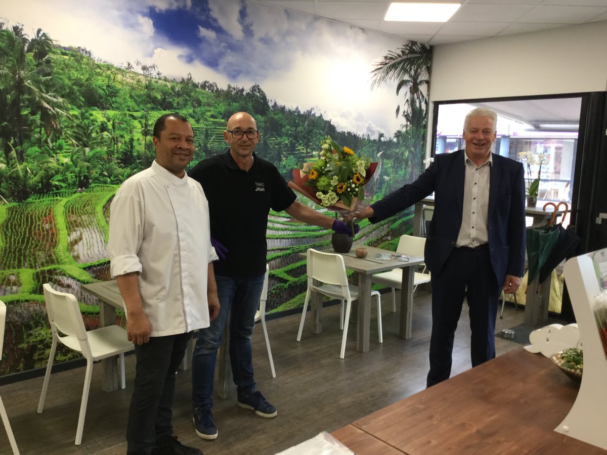IngridAlkema's tweet photo. Een mooie aanwinst voor het centrum van Roden, #tokojawi! Wethouder @HenkKosters heet Winston Horstmeier en Jan van Oort van harte welkom en wenst hen veel succes in hun prachtig ingerichte nieuwe onderkomen aan de Albertsbaan!
#tokojawi #ondernemendnoordenveld https://t.co/Yfw7r8H6Ii