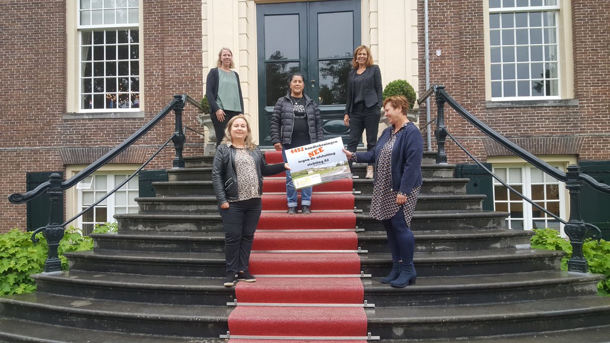 Alle handtekeningen tegen afsluiting deel toerit Zuilense Ring aan college overhandigd.