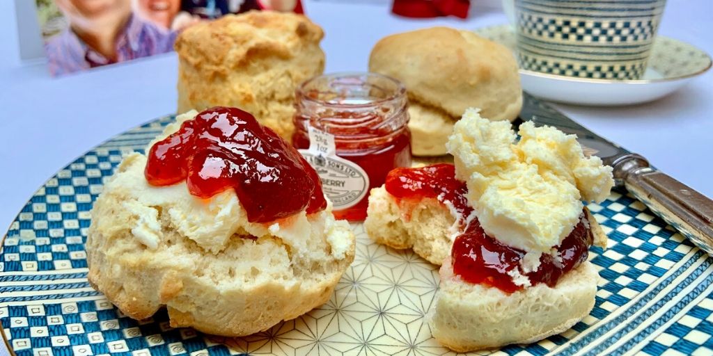 parcel_love's tweet photo. Want to be in with the chance of winning a freshly baked cream tea parcel for you and a friend? There's still time to get involved, just head over to our Facebook page to see how - winners will be announced tomorrow. Good luck! 
https://t.co/oHmS2V0EVc https://t.co/GYVFilbvlv