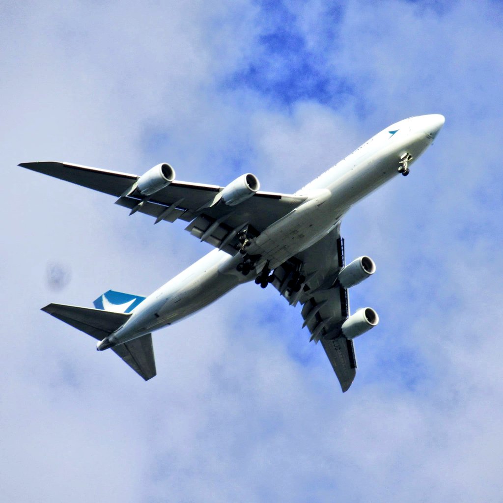 Avtharva8's tweet photo. Captured this Beautiful Cathay Queen on her Final Approach to Mumbai . 

Sad to see the end of the 747 era ( The Queen , Jumbo Jet ) 

@Boeing @BoeingAirplanes @cathaypacific https://t.co/WBzkCq9oeC