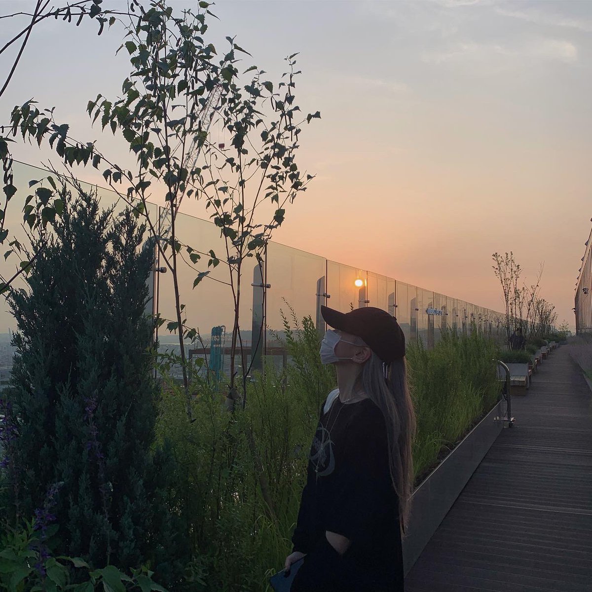 ANS_official_'s tweet photo. [#로연]
깡총-🐰💗 앤써들 오늘은 어떤 하루 보냈나요? 저는 멤버들과 활동했던 영상들 돌려보며 앤써들과의 추억을 여행 했답니다! 오늘 사진은 리나언니와 제이가 찍어준 사진이에요🥰 오늘도 사랑해요💗
#ANS #AngelNSoul #에이엔에스
#ROYEON https://t.co/3ZYeomlzif