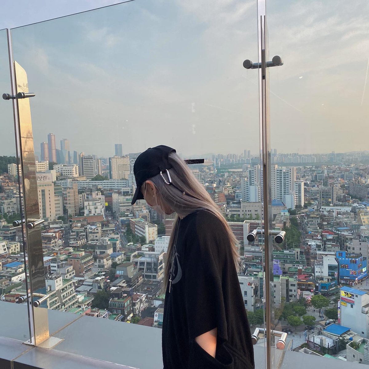 ANS_official_'s tweet photo. [#로연]
깡총-🐰💗 앤써들 오늘은 어떤 하루 보냈나요? 저는 멤버들과 활동했던 영상들 돌려보며 앤써들과의 추억을 여행 했답니다! 오늘 사진은 리나언니와 제이가 찍어준 사진이에요🥰 오늘도 사랑해요💗
#ANS #AngelNSoul #에이엔에스
#ROYEON https://t.co/3ZYeomlzif