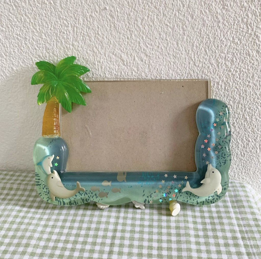 daisyonsept_str's tweet photo. กรอบรูปตั้งพิงลาย 𝚍𝚘𝚕𝚙𝚑𝚒𝚗~ 🐬🌴🐚⁣⁣
100฿⁣⁣
มีดีเทลเป็นเปลือกหอยห้อยอยูาด้านล่างด้วยค่ะ⁣⁣
ขนาด:  17x13cm

-----------⁣⁣⁣

#ของแต่งบ้าน #ของแต่งห้อง #ของแต่งห้องมินิมอล #เซรามิกญี่ปุ่น #ของญี่ปุ่นมือสอง #ของแต่งบ้านสไตล์วินเทจ #ของปิกนิก #พร้อมส่ง #ญี่ปุ่นมือสอง https://t.co/4rPravIuGE