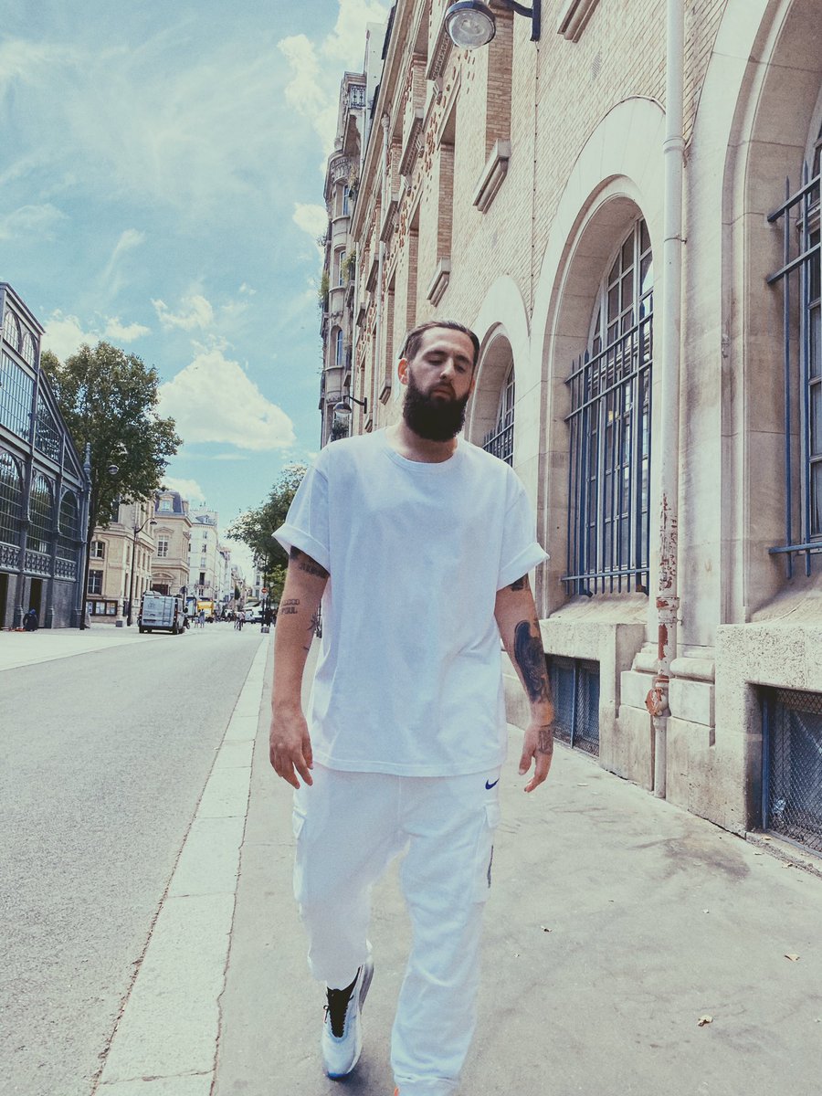 CaminoTV's tweet photo. Mike a dégainé le cargo blanc Nike On Tour 😏🔥 https://t.co/pQaewjEjnu