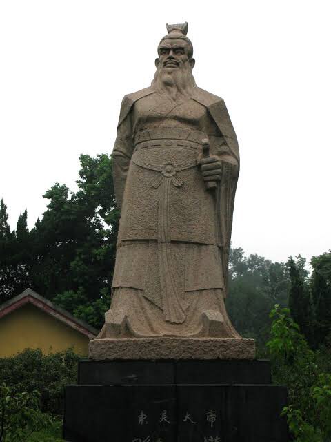 Untuk menguasai wilayah selatan, Cao Cao harus mengontrol angkatan laut di Sungai Yangtze & memimpin pangkalan AL strategis di Jiangling sebagai akses ke selatan.Penguasa di selatan ada 2, yaitu: Liu Bei dan Sun Quan. Karena Cao Cao sangat kuat, mereka berdua membentuk koalisi.