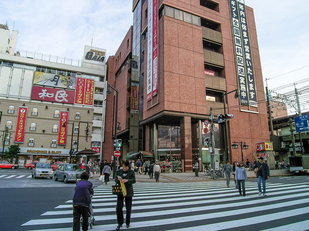 三日画師 総武本線の亀戸駅で下車する もちろん亀戸天神で有名 亀戸駅北口にはバスのりばがある 駅ビルは 亀戸 エルナード 現在は アトレ亀戸 と名称が変わっている 駅前には総武線の車内からも見える天神家具 現在は閉店 がある 04年11月日