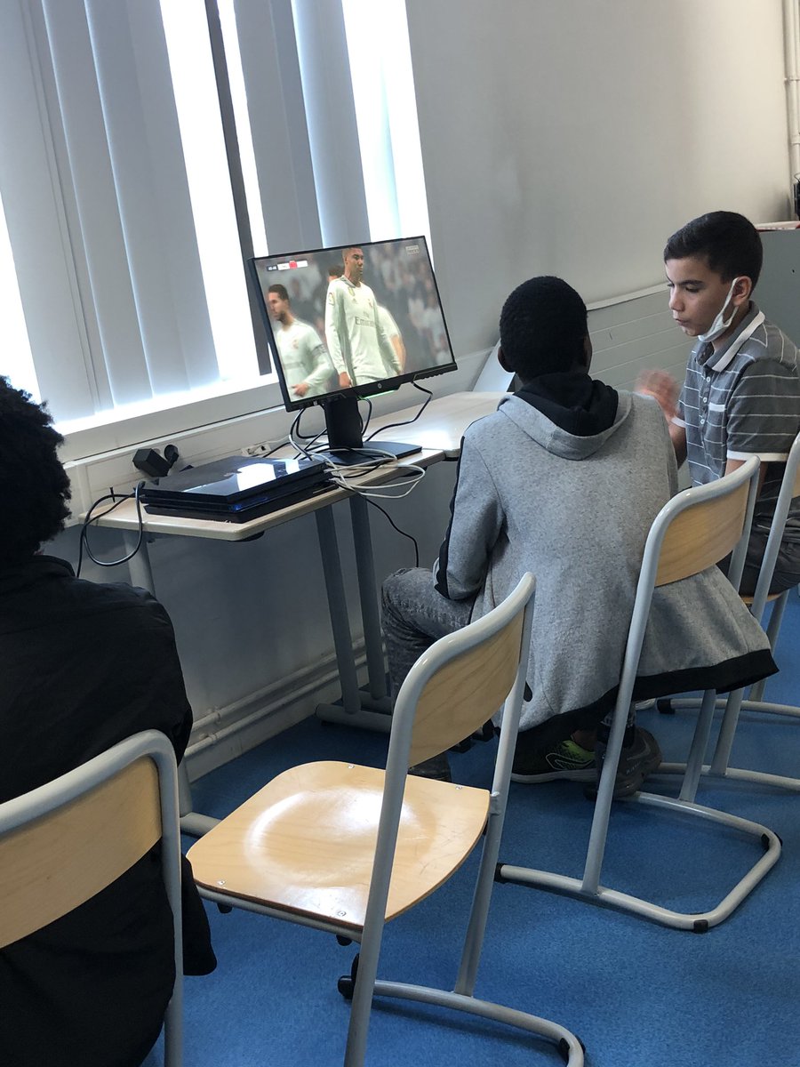 Intervention au Collège Louise Michel à Lille pour une initiation esportive avec les <a href="/CSConnectes/">Centres Sociaux Connectés</a> 

@Pulga_SSB a notamment pu apprendre aux jeunes les bases du jeu Super Smash Bros Ultimate