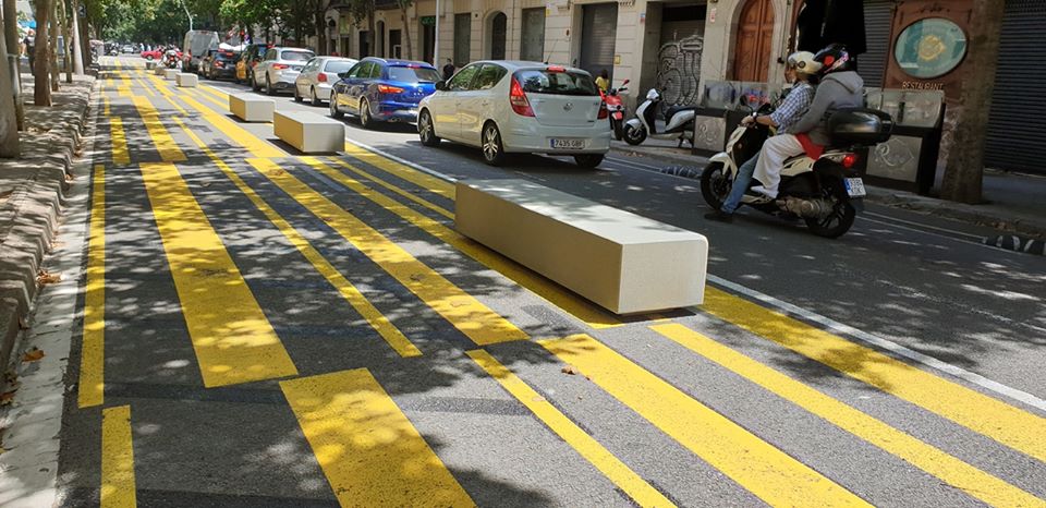 OnVasBarcelona's tweet photo. Consell de Cent, no passeja ni Déu, i els cotxes en un sol carril aturats contaminant encara més, aquestes són les fantàstiques mesures made in Colau. https://t.co/TSVytQggTc