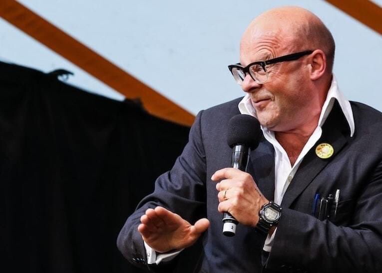 As the comedy legend <a href="/HarryHill/">Harry Hill</a> would put it, we need to "FIGHT!!!!" to #SaveLiveComedy⠀⠀⠀⠀⠀⠀⠀⠀⠀
<a href="/LiveComedyUK/">Live Comedy Association (LCA)</a> have found that the UK's comedy industry is on the brink of collapse. You can help stop this by going to 
savelivecomedy.co.uk and signing the open letter!