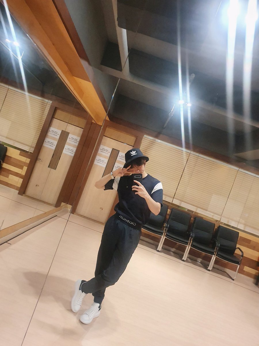 TARGET7_K's tweet image. #로이 여러분 오랜만이에요!
너무 늦게 인사드려서 죄송해요😂ㅎ
모두들 아픈 덴 없이 잘 지내시죠?🥺
너무너무 보고 싶어요!!🥺
꿈에서라도 만나요~~
모두들 굿나아아아아잇!!💕

#타겟