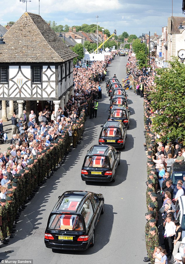 KeyserSosse's tweet photo. Sadly, we've got 6 fallen heroes from July, 2009 to remember tomorrow.

When they were repatriated, they came home with the heroes we remember today.

This poignant, yet stunningly sad picture was taken at Wootton Bassett when thousands turned out to pay their respects 😓🙏❤🇬�� https://t.co/N3e4z4JWx0