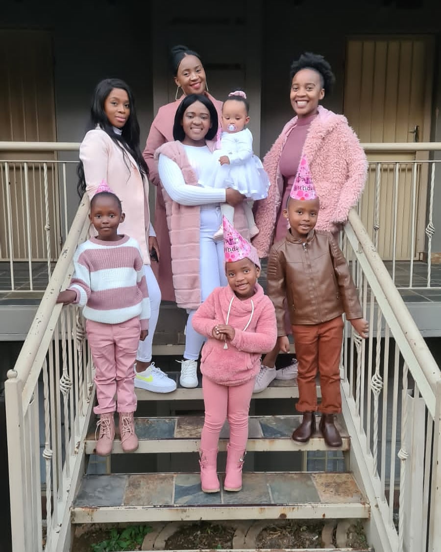 ASIE_COKILE's tweet photo. Family over everything https://t.co/rm0VFCHPZG