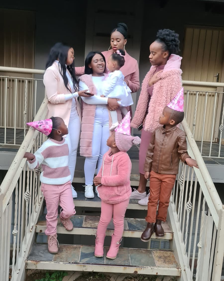 ASIE_COKILE's tweet photo. Family over everything https://t.co/rm0VFCHPZG