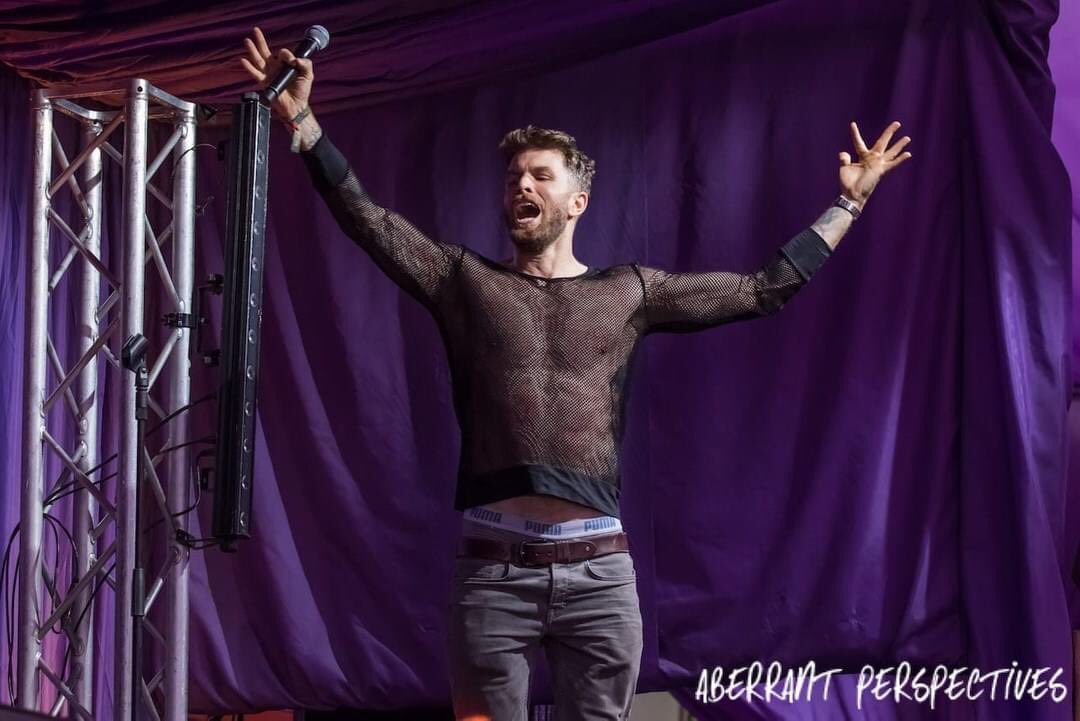 Without live comedy we wouldn't get to see moments like this! <a href="/JoelDommett/">Joel Dommett</a> recreated a missed moment from his teenage years in his band Cyrus and even brought his band member on stage with him! It was a real treat for the audience &amp; Joel. #SaveLiveComedy 
instagram.com/p/CCa9-rcHmuI/…