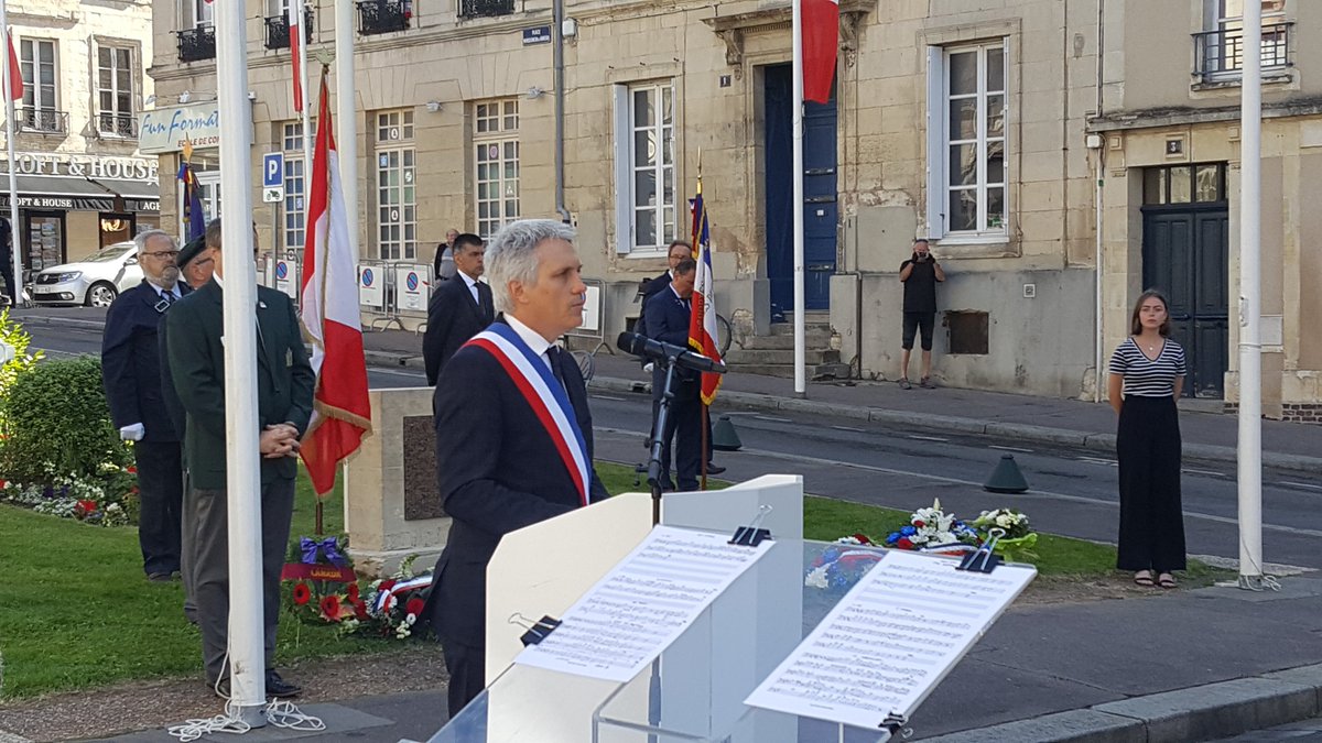 Prefet14's tweet photo. Le fils de Jean Gohin, ancien de la Compagnie #Scamaroni, a hissé le drapeau tricolore frappé de la Croix de #Lorraine.
Cette levée des couleurs a eu lieu, pour la 1ere fois, le 9 juillet 1944 par les réfugiés caennais, marquant ainsi la Libération de la rive gauche de #Caen. https://t.co/7Jv4aY2cuB