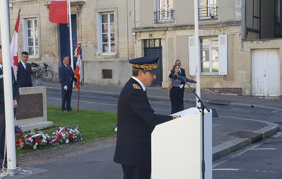Prefet14's tweet photo. Le fils de Jean Gohin, ancien de la Compagnie #Scamaroni, a hissé le drapeau tricolore frappé de la Croix de #Lorraine.
Cette levée des couleurs a eu lieu, pour la 1ere fois, le 9 juillet 1944 par les réfugiés caennais, marquant ainsi la Libération de la rive gauche de #Caen. https://t.co/7Jv4aY2cuB