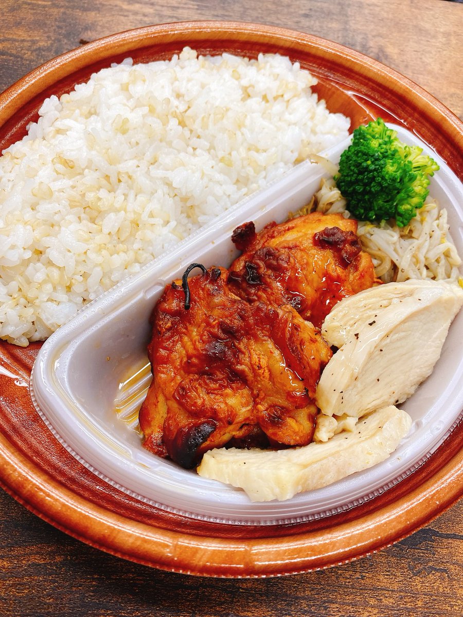kyokaku_fitness's tweet photo. セブンが本気を出してきた！！

【辛味噌チキン玄米弁当】
鶏肉も全然パサパサしていない！！そして、ナムルに味が染みていてうまい😋

しかもP=40g😂そして、鶏肉皮付きなのに脂質7gもありがたい🙏

ダイエッターこれ3食で良いのでは？（こういう考え方が人をだめにする）

465kcal
P 40
F　7
C 65.4 https://t.co/etqUj60sD9