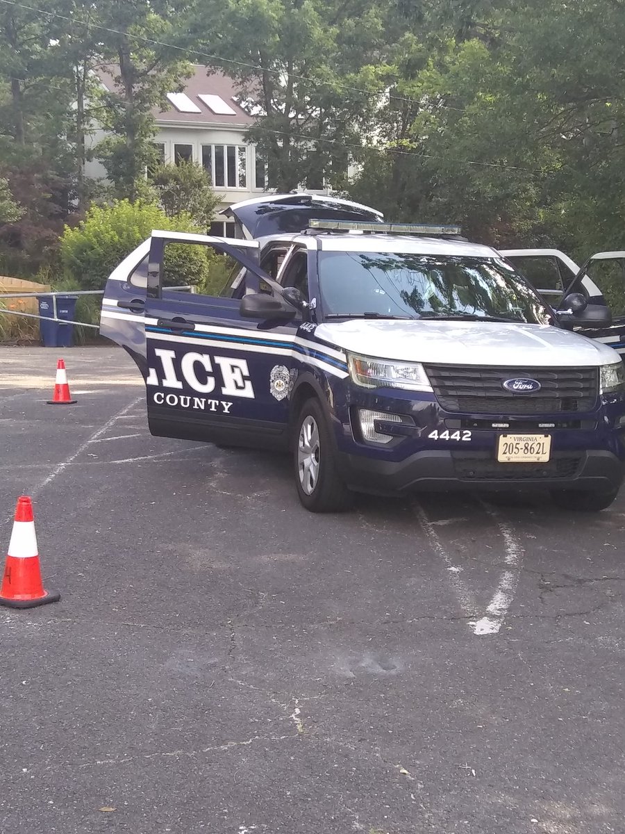BarcroftBeach's tweet photo. Thanks to @FairfaxCountyPD MPO Eddy Azcarate , crime prevention officer for Mason District, for taking time to teach #jrlifeguards #safety and the job of a #police officer.

#guardstart @RedCross @uslifesaving 
#jrguards https://t.co/rXHjKh713m