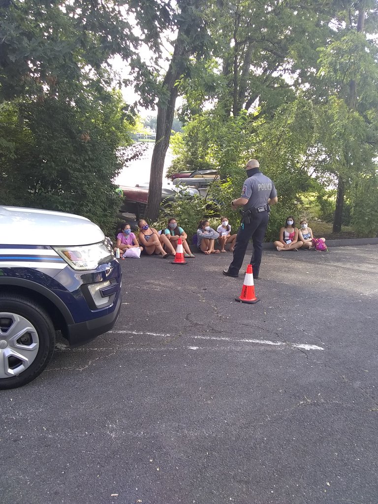 BarcroftBeach's tweet photo. Thanks to @FairfaxCountyPD MPO Eddy Azcarate , crime prevention officer for Mason District, for taking time to teach #jrlifeguards #safety and the job of a #police officer.

#guardstart @RedCross @uslifesaving 
#jrguards https://t.co/rXHjKh713m