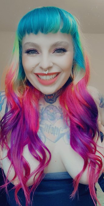 Hair this fly in a pandemic??? Yes my entire bathroom IS stained pink. https://t.co/KxFkKkQwJr<a href="/tag/votehimout2020"class="tags"><span>#votehimout2020</span></a>