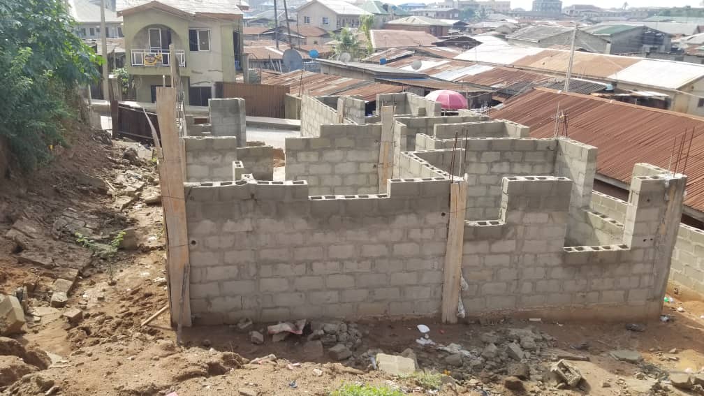 highlevelng's tweet image. A solid plot of land measuring 362.220sqm with an uncompleted 3 bedroom flat that can be raised on a newly tarred road at off Muritala b/stop, Bariga
Title: Deed of Assignment
Outright sale: 9M O.N.O
08023406063(WhatsApp)